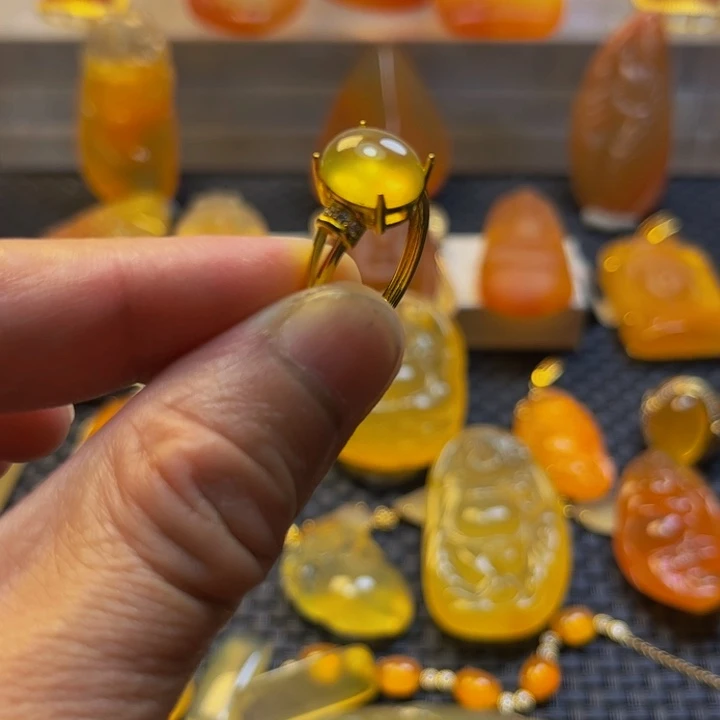 未镶嵌旦面石英质玉