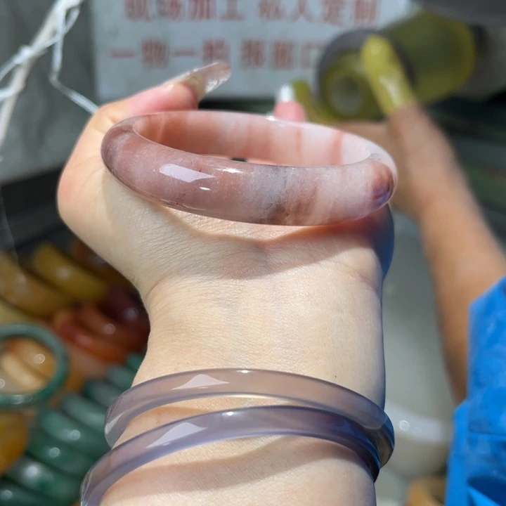 幸***惑石英岩玉未镶嵌手镯定制