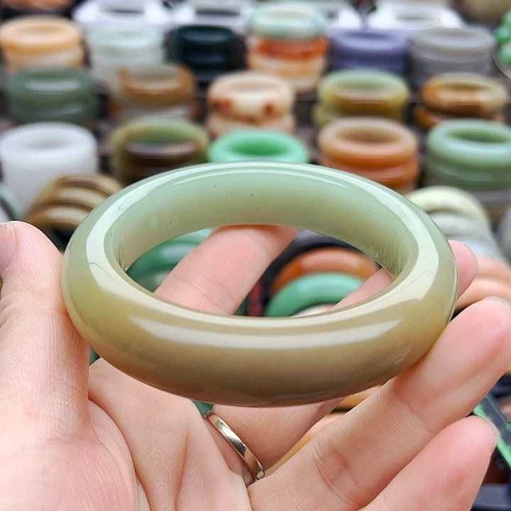 未镶嵌手镯（圆镯）石英质玉