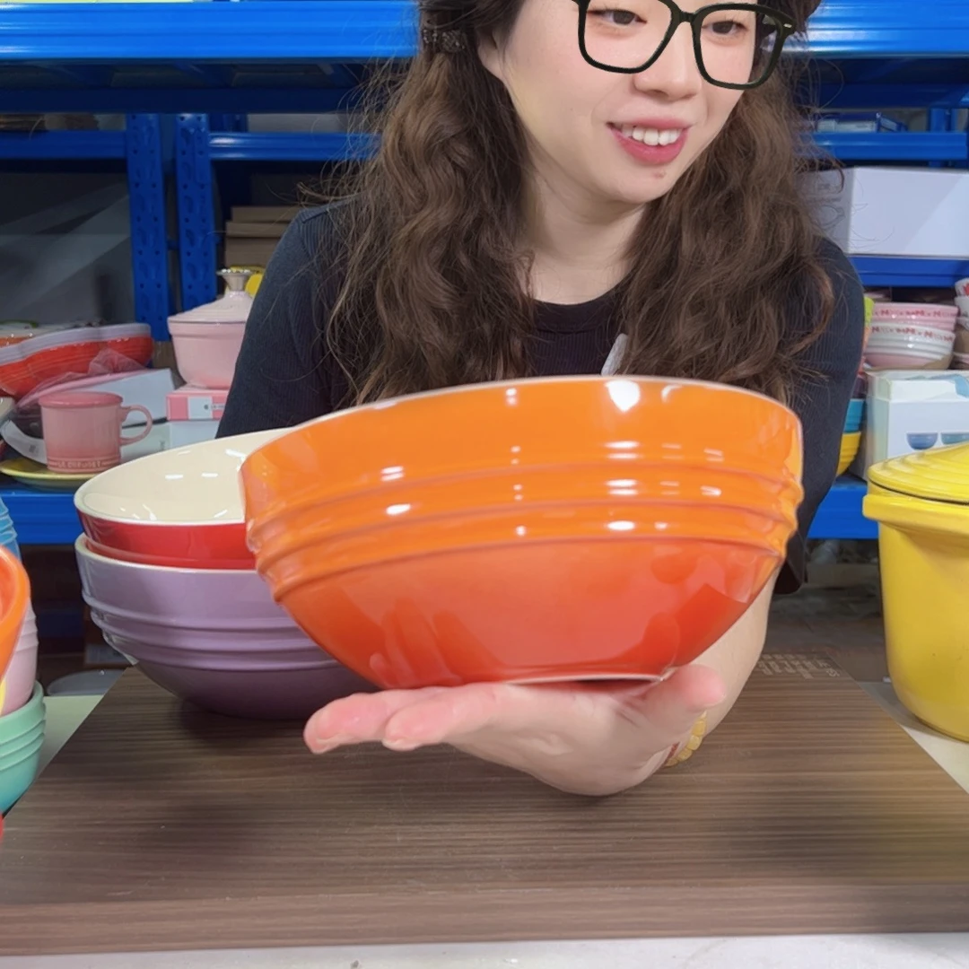 陶瓷橙色的大汤碗