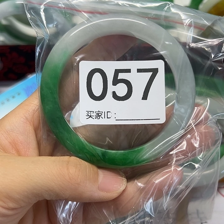 翡翠手镯未镶嵌女