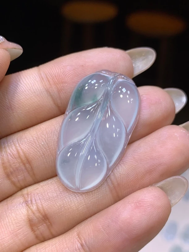 缅甸天然翡翠A货，飘花冰透起胶树叶，无可挑剔，完美34/19.4/3.9