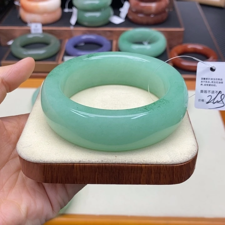 蓝***冰石英质玉未镶嵌手镯