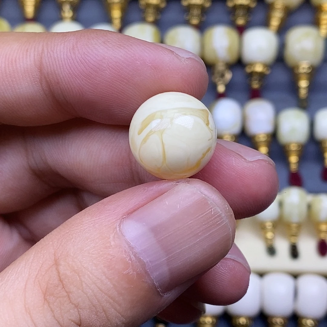 鸳***青琥珀未镶嵌裸石15.8mm瓷白圆珠