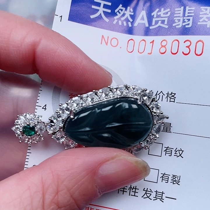 翡翠未镶嵌吊坠(赠链)