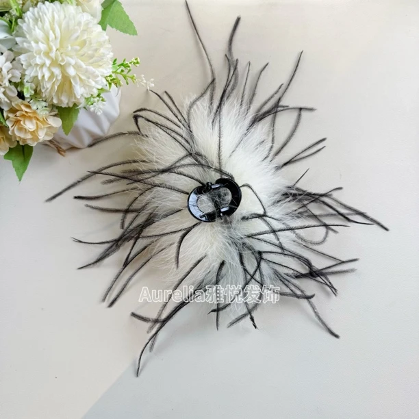 高级感鸵鸟毛羽毛抓夹女2025新款拼接色后脑勺发夹鲨鱼夹子气质