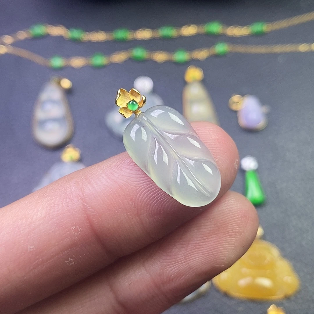 颈饰18K金镶嵌翡翠