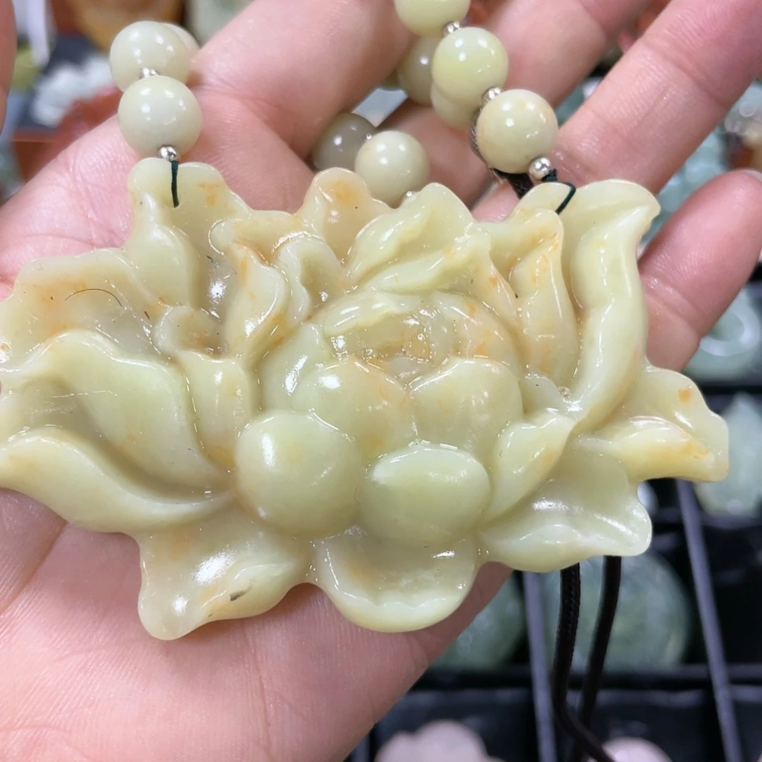 蛇纹石玉颈饰合金