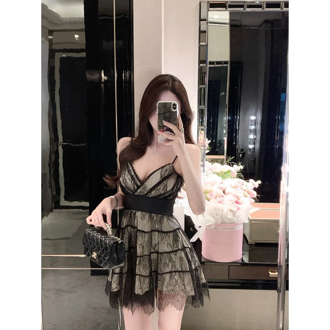 【涩谷美人】纯欲风辣妹性感吊带连衣裙女V领蕾丝收腰显瘦短裙