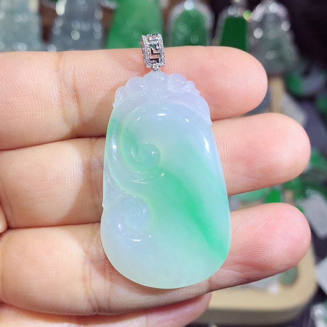 翡翠18K金镶嵌颈饰