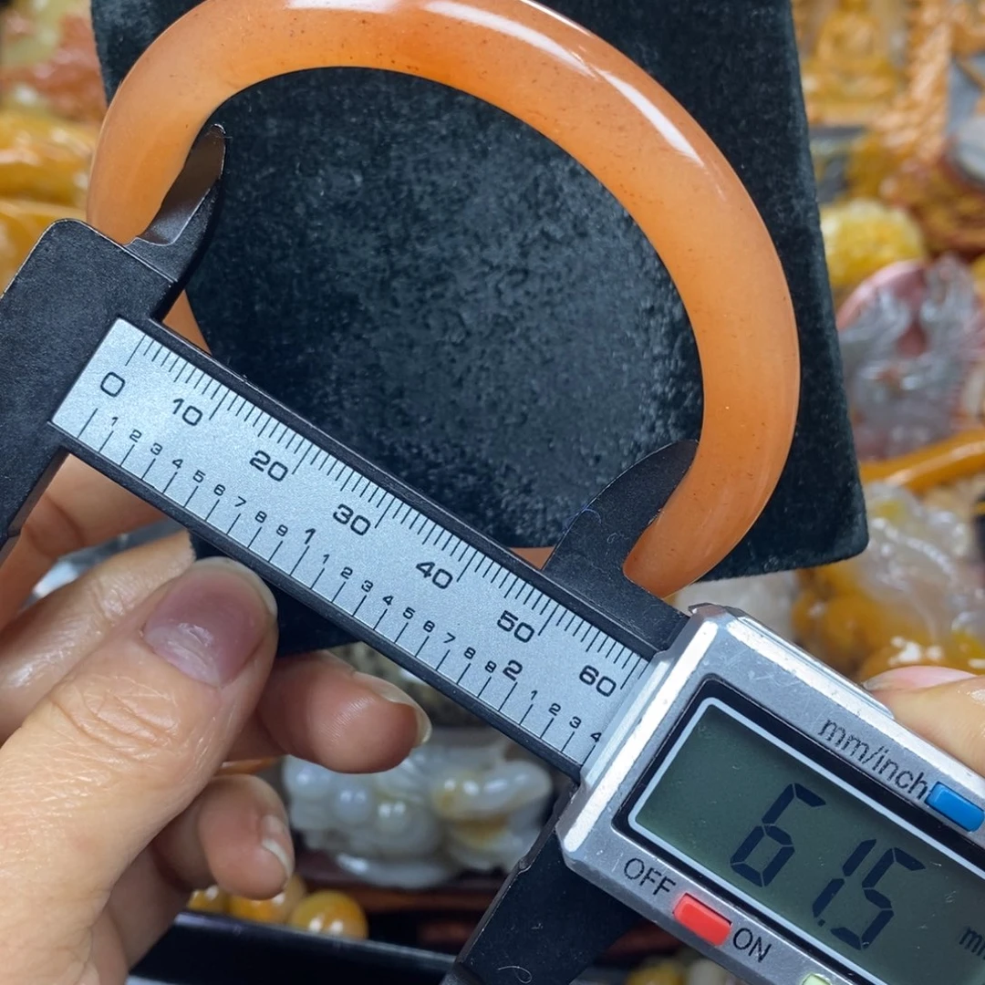 未镶嵌石英质玉（黄龙玉）颈饰