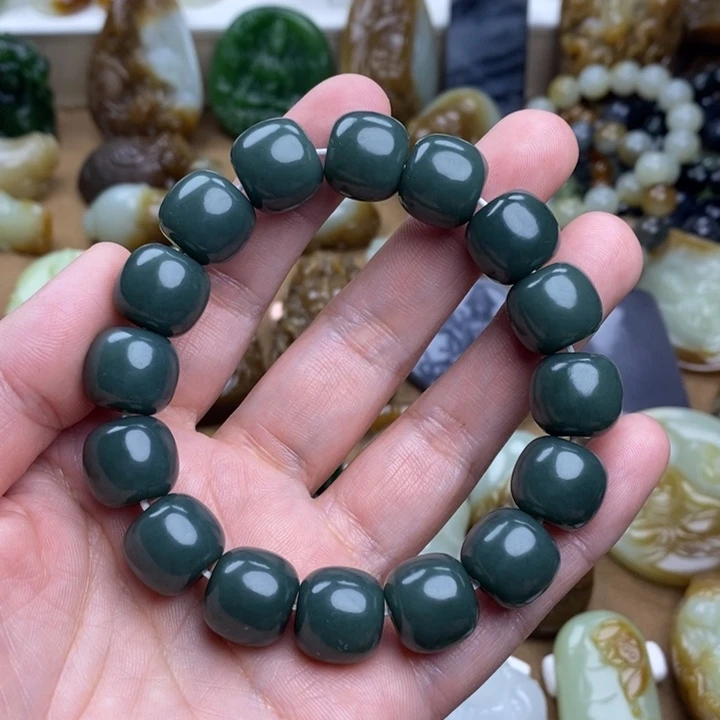 和田玉颈饰未镶嵌何**地