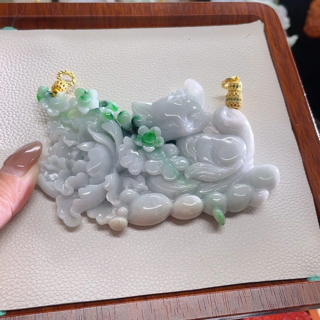 三***咪翡翠未镶嵌颈饰狐狐吊坠