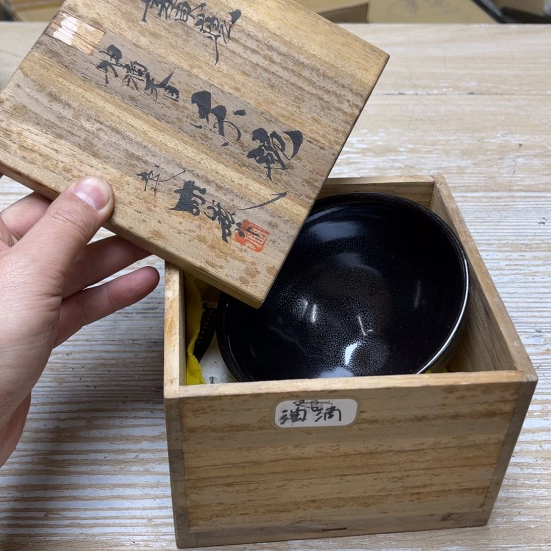 瓷片密密麻麻地排列着一个