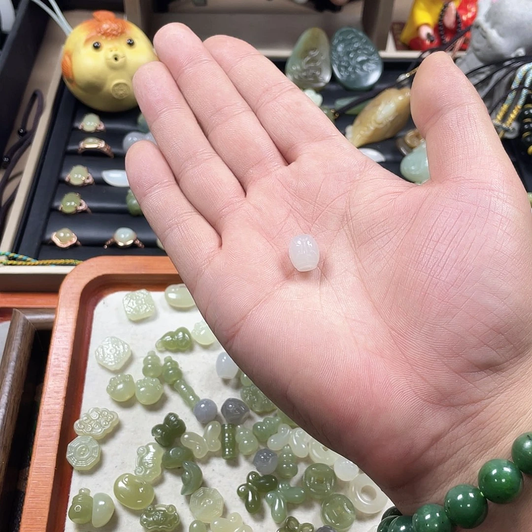 棠***卜和田玉未镶嵌颈饰
