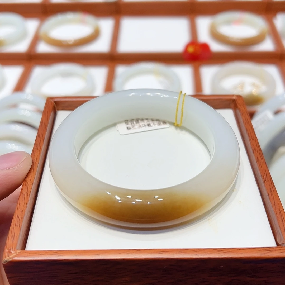 和田玉手镯未镶嵌且末一口糖