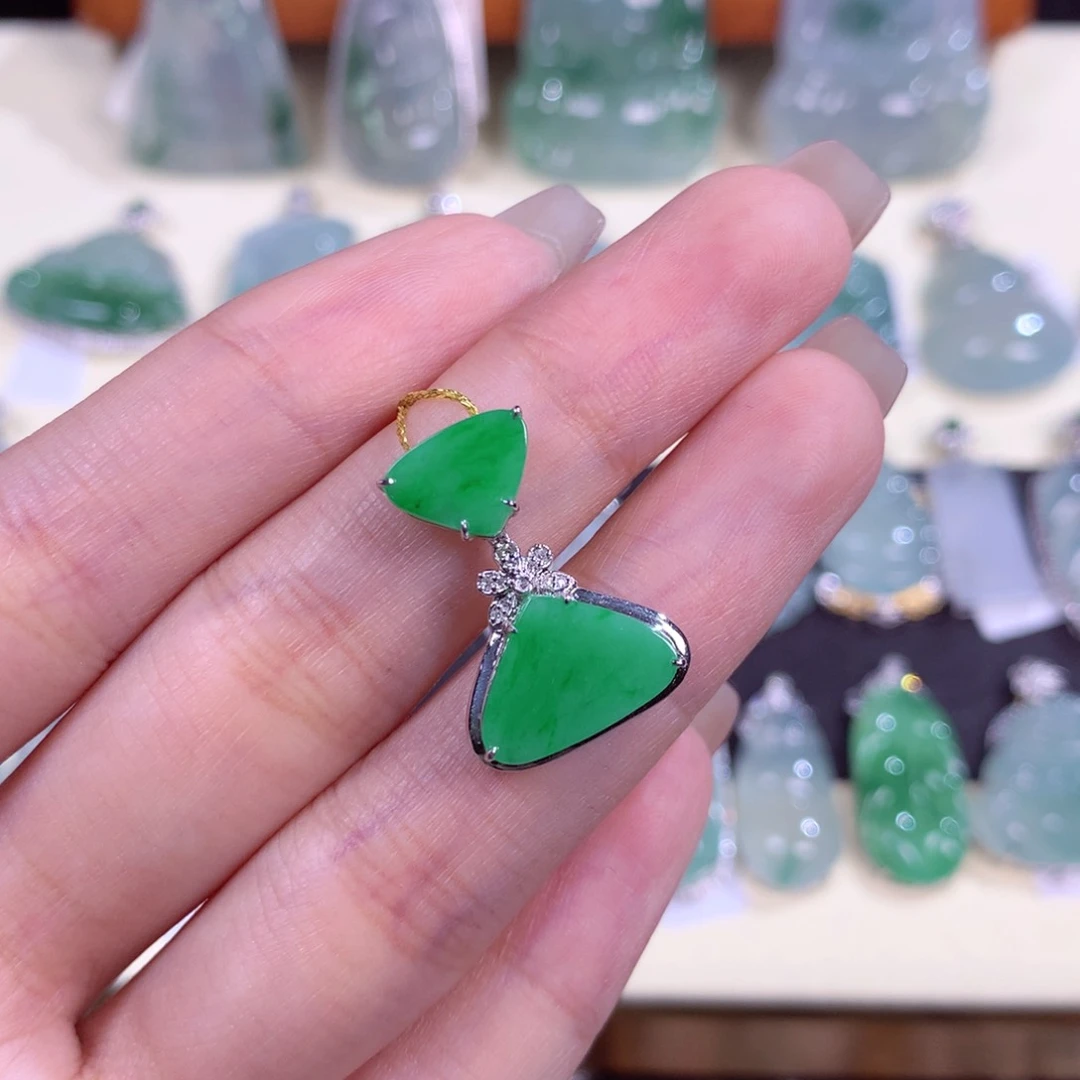 翡翠颈饰18K金镶嵌无事牌