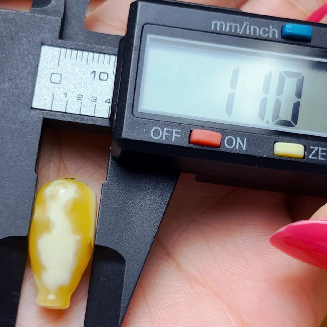 J***r未镶嵌蜜蜡裸石11mm三通 1.4g