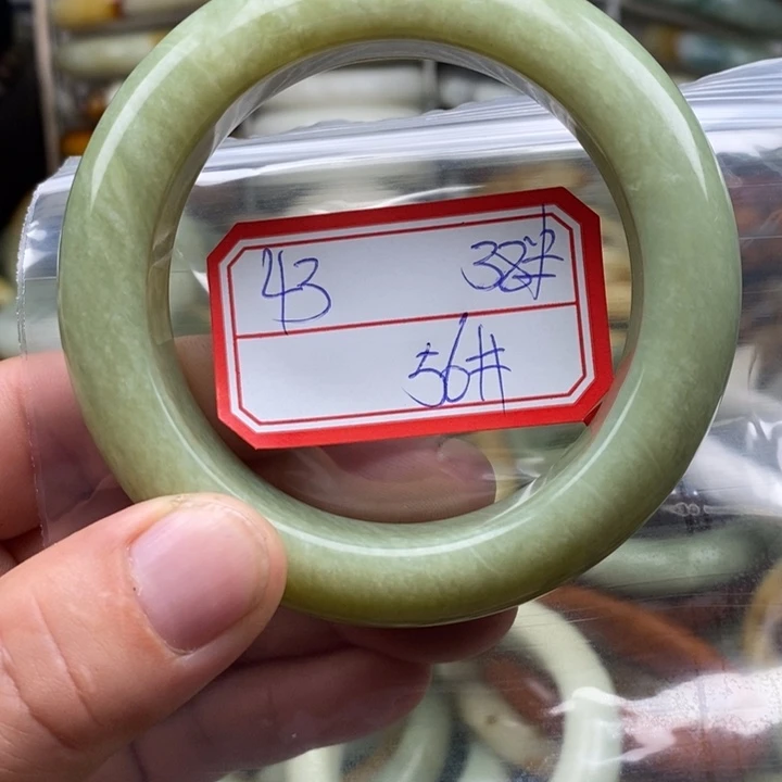 未镶嵌蛇纹石玉颈饰