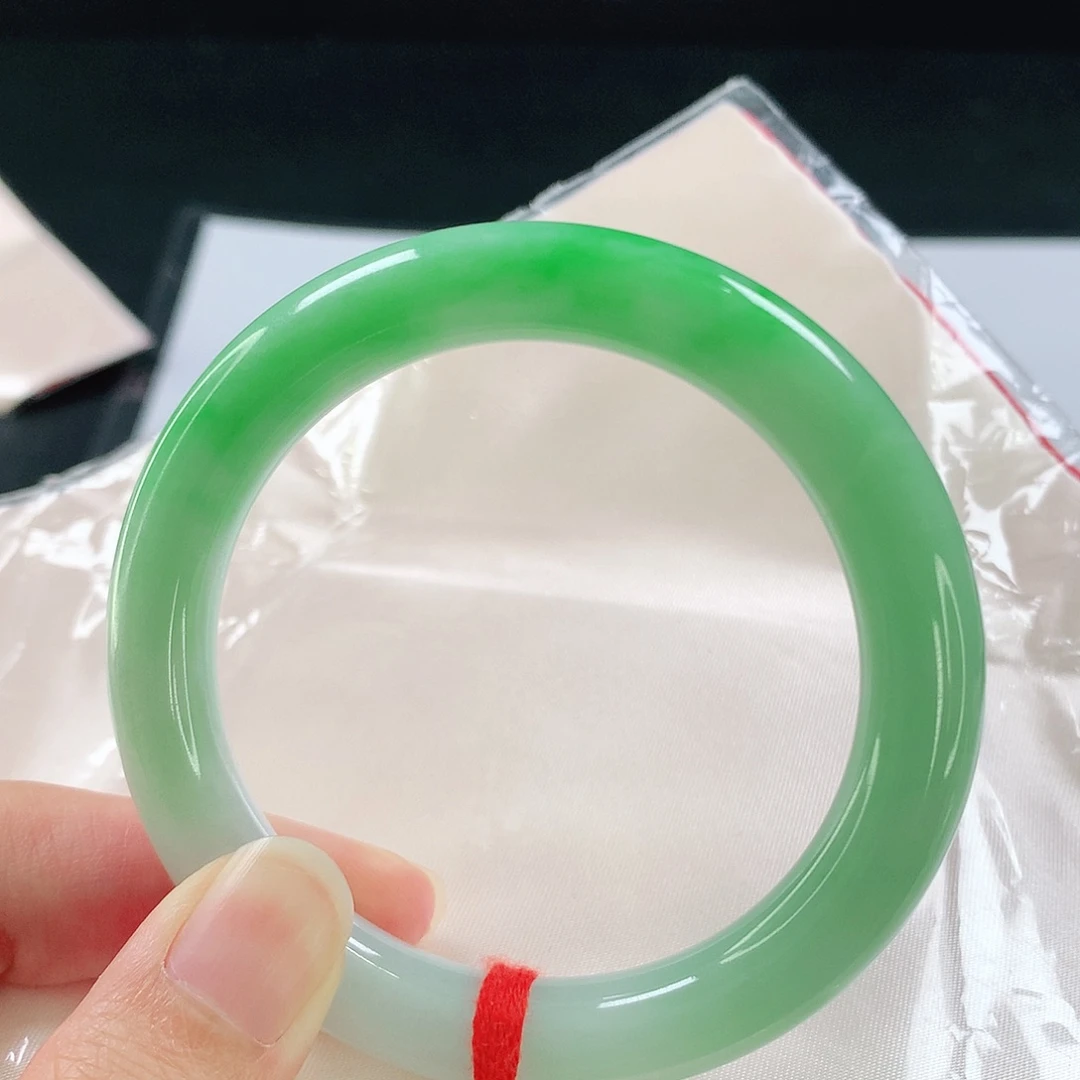 翡翠手镯未镶嵌55圈