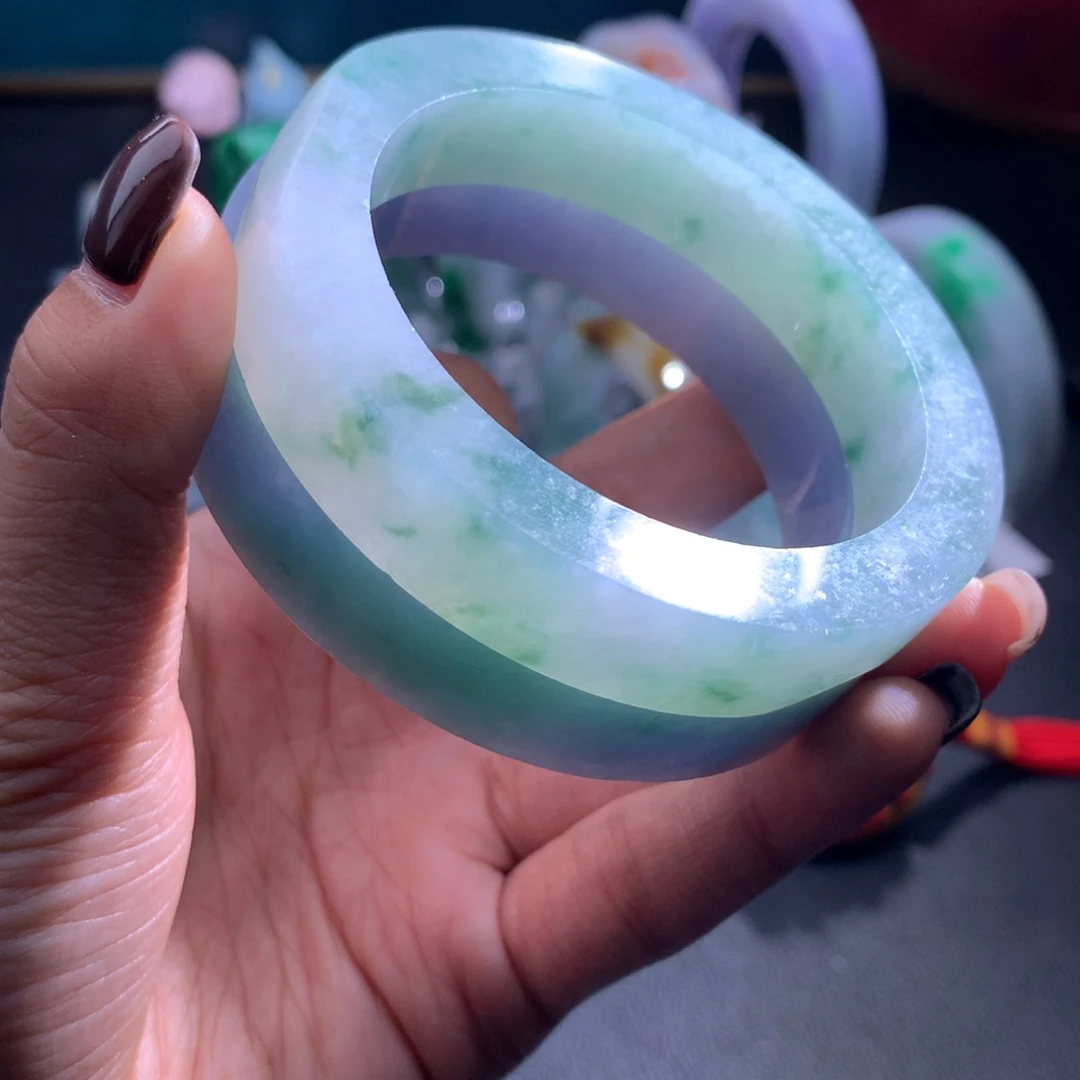 未镶嵌翡翠手镯定制翡翠何***着