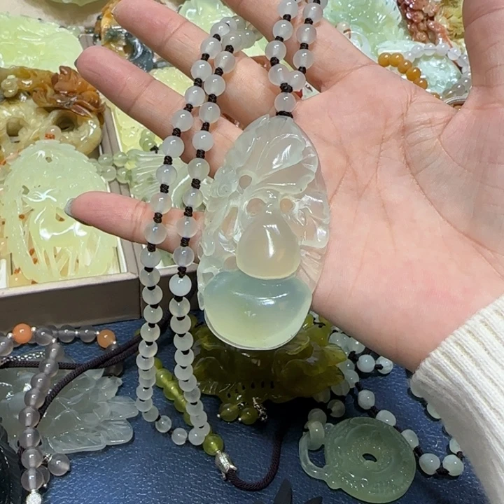 未镶嵌蛇纹石玉吊坠