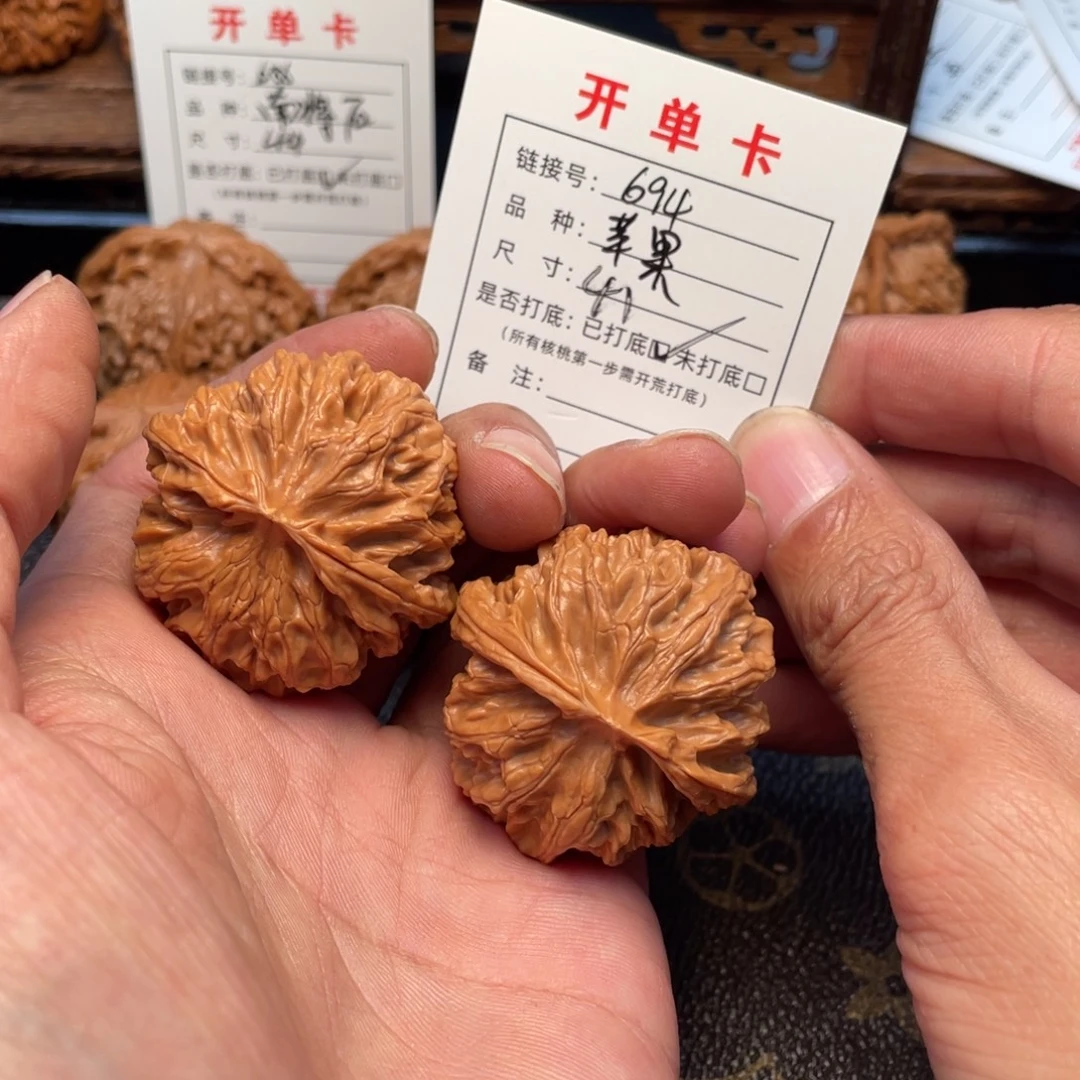 M***c吊坠桃核文玩核桃
