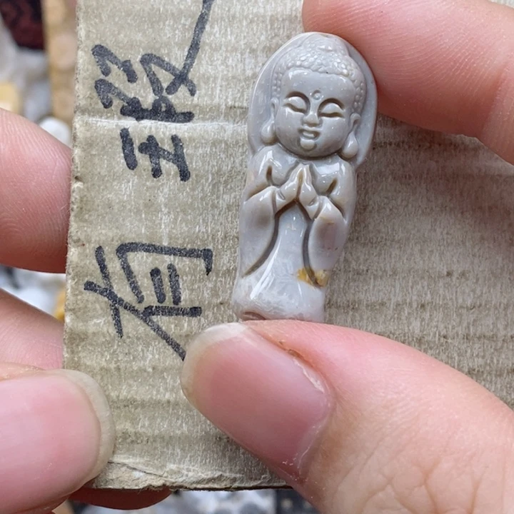 颈饰未镶嵌硅化珊瑚（珊瑚玉）天**镜小