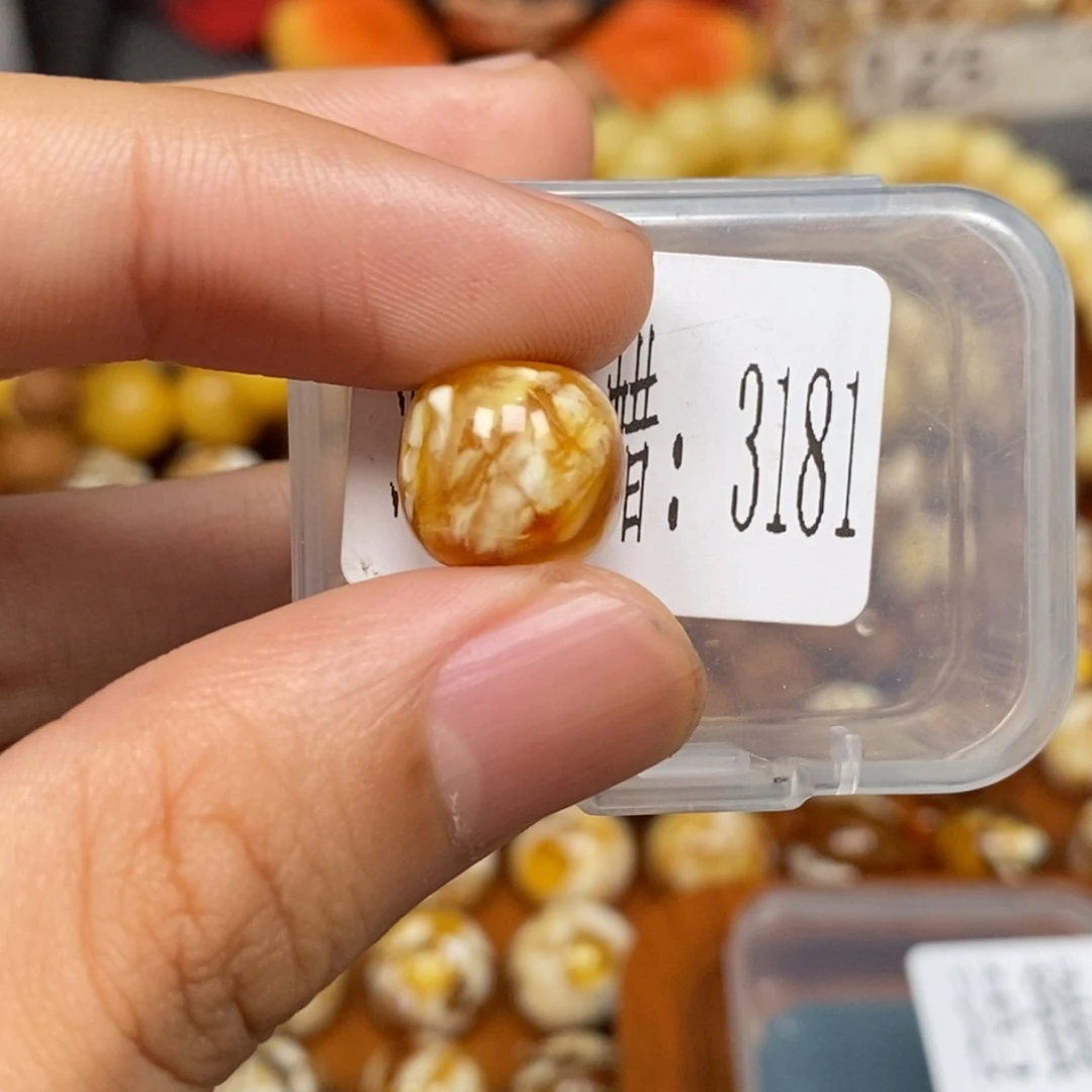 蜜蜡未镶嵌珠宝奇石3181