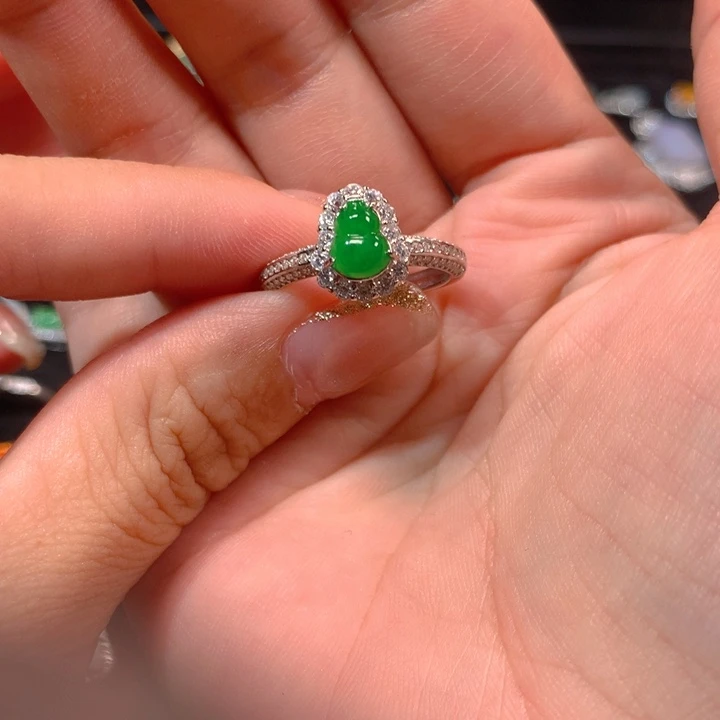 大***店18K金镶嵌翡翠耳饰葫芦