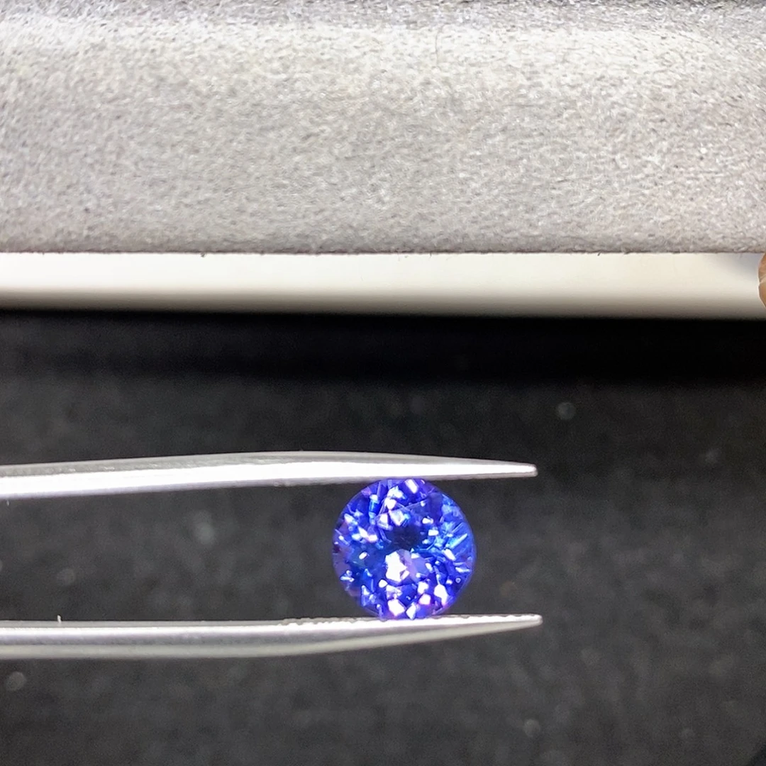 2.38克拉天然全净满火彩坦桑石坦桑石未镶嵌