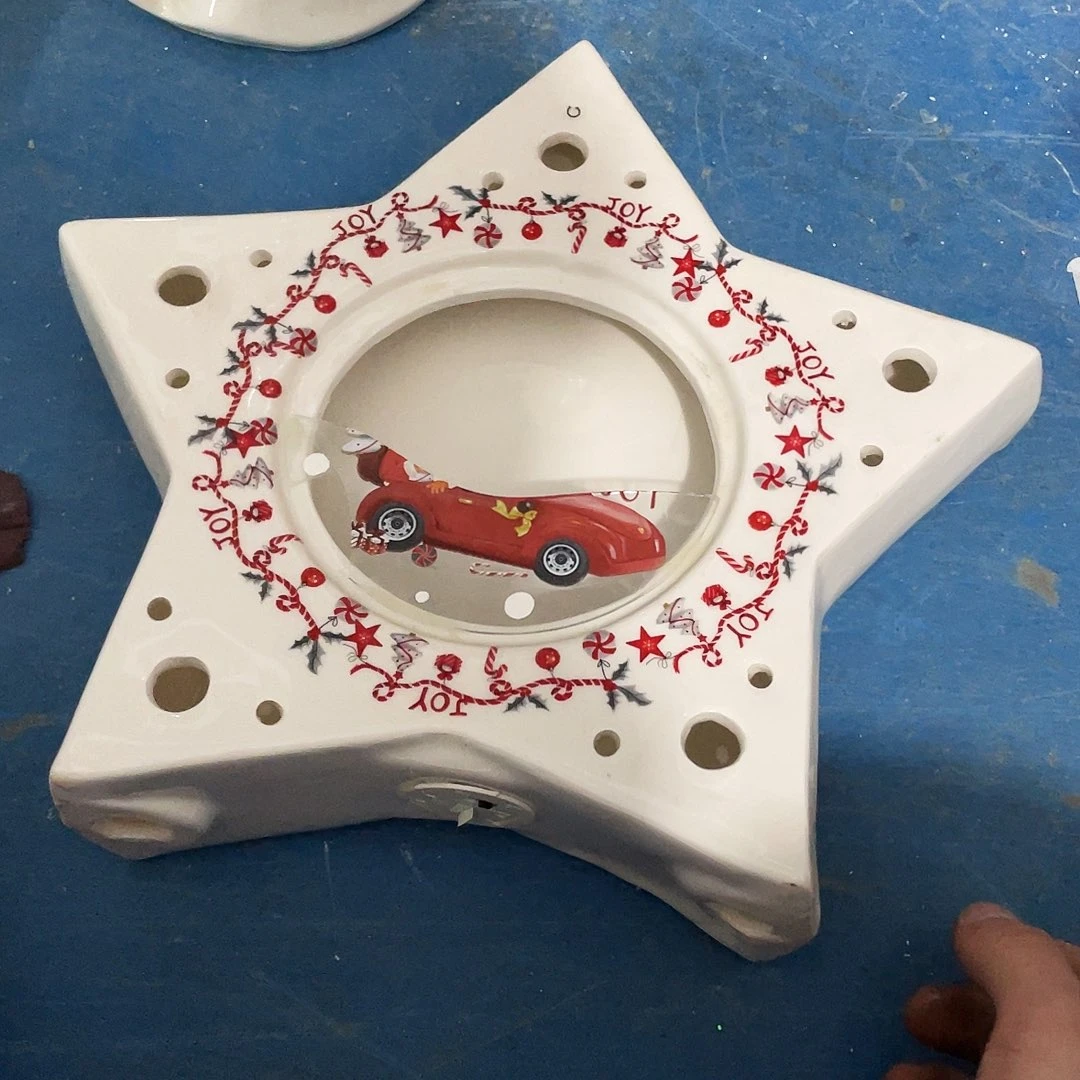 摆件  磕碰。瑕疵。