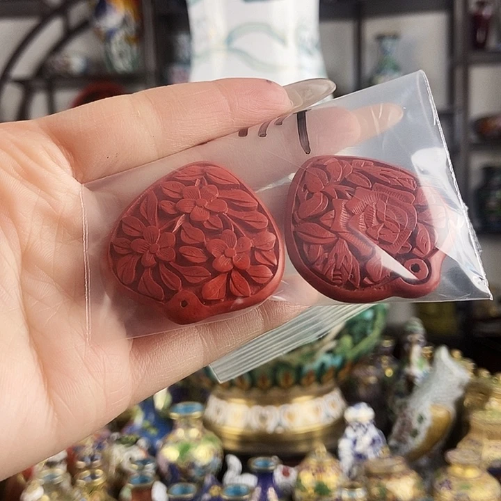 不***窝铜两个三角形大漆吊坠