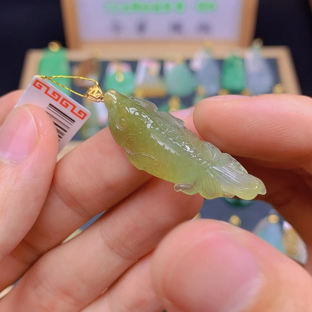 翡翠18K金镶嵌颈饰翡翠