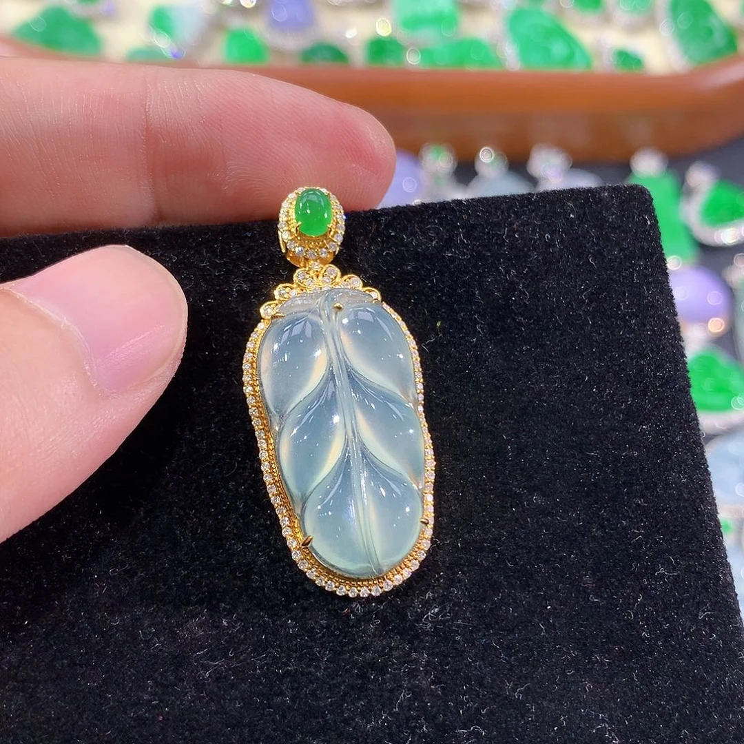 翡翠18K金镶嵌颈饰