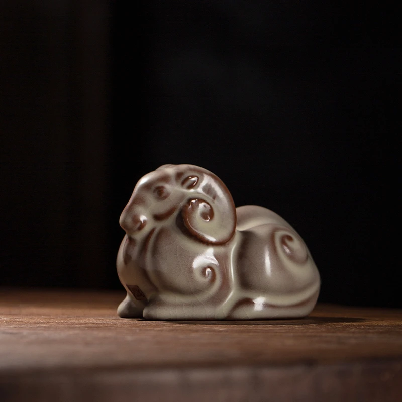 问鼎哥窑碎玉致巧款玉羊茶宠