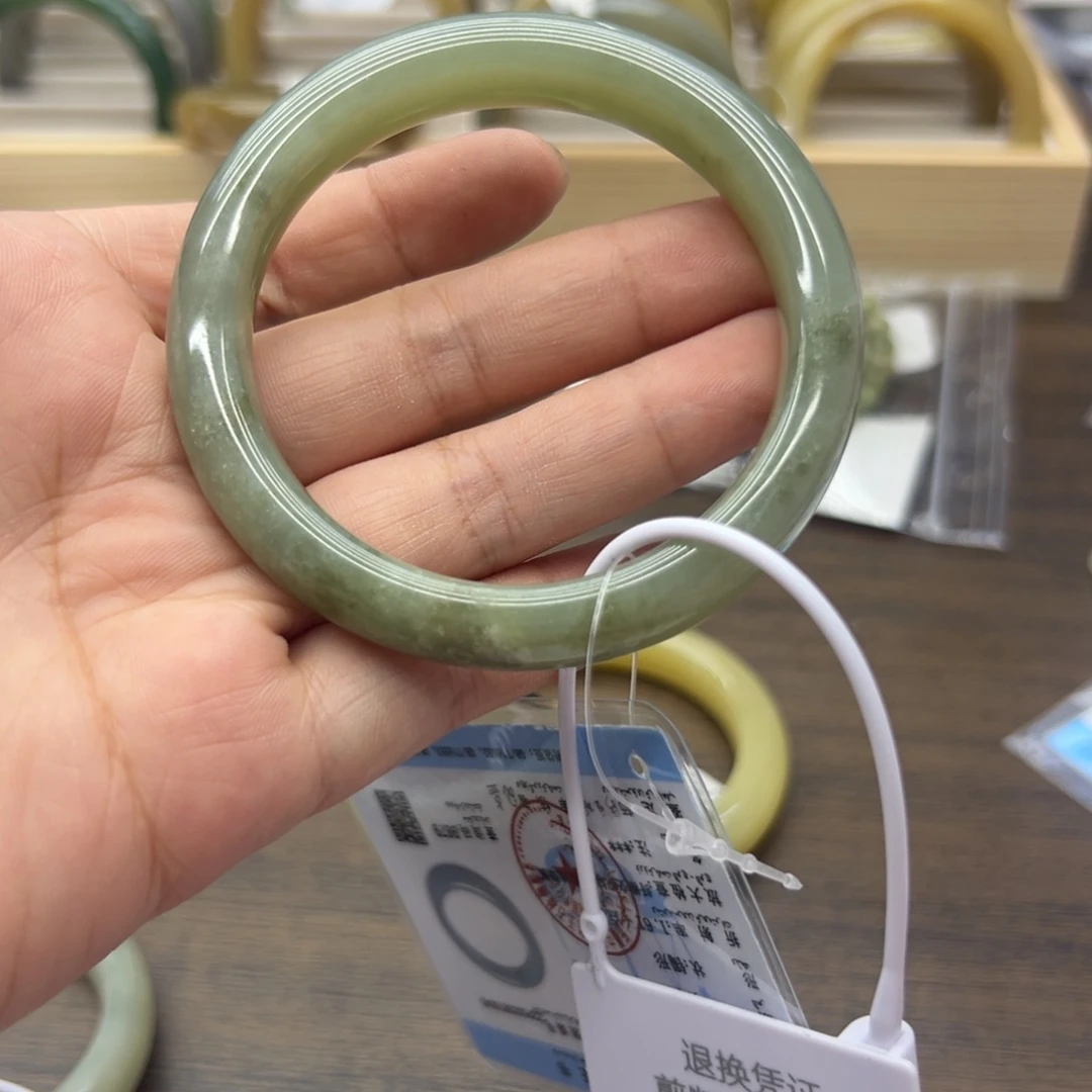 和田玉手镯未镶嵌57.8圈围621瑕