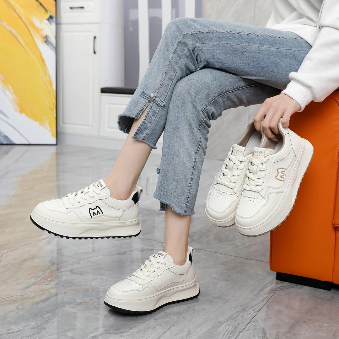 2025春季新款显脚小大码女鞋40一43厚底韩版小白鞋时尚休闲女单鞋