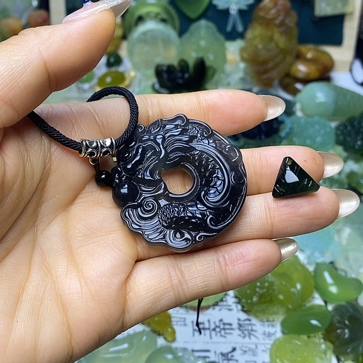 蛇纹石玉未镶嵌颈饰梓*