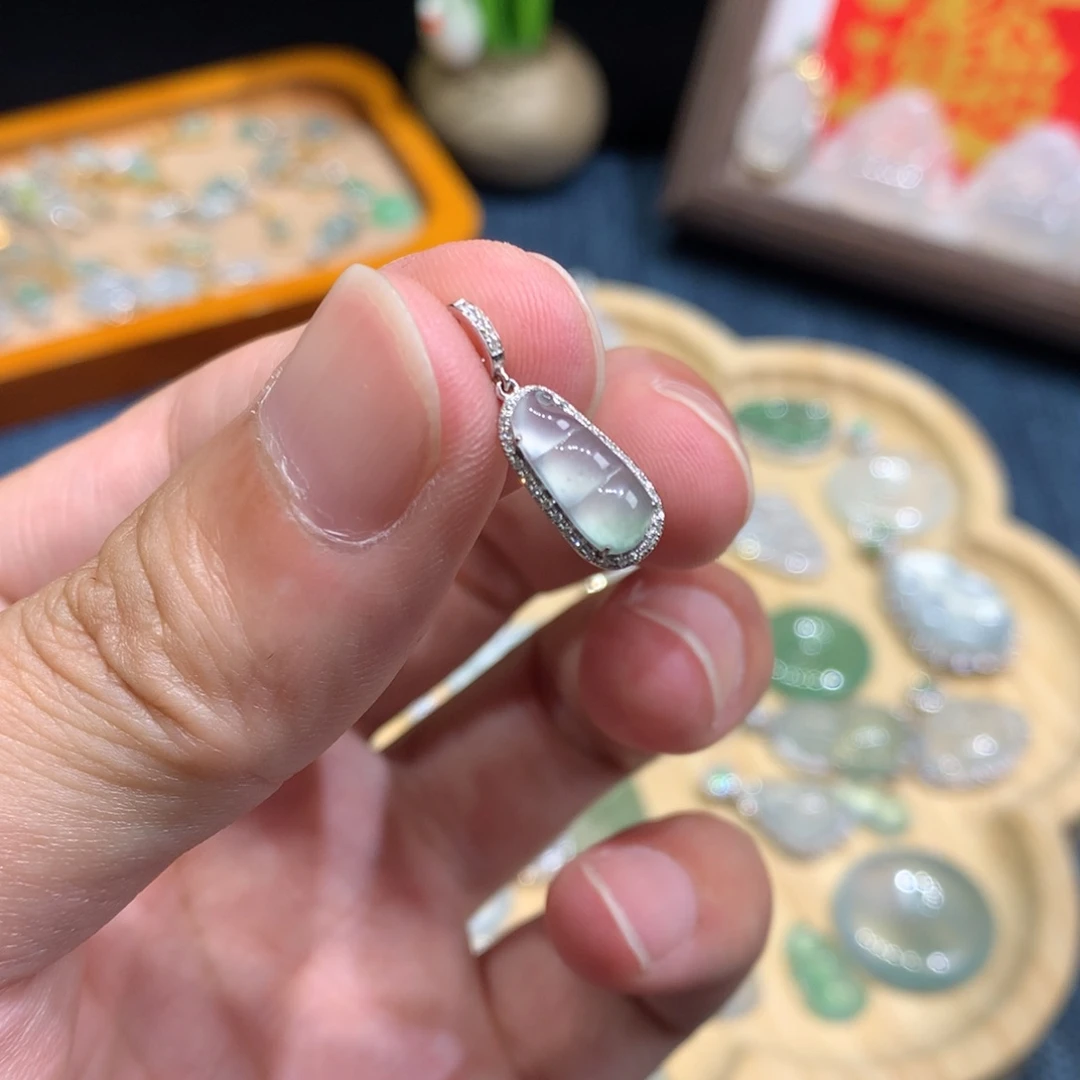 翡翠18K金镶嵌颈饰豆子