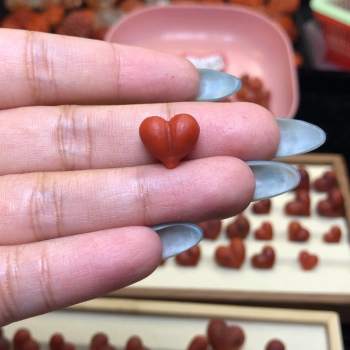 南红玛瑙未镶嵌颈饰蚕****怪