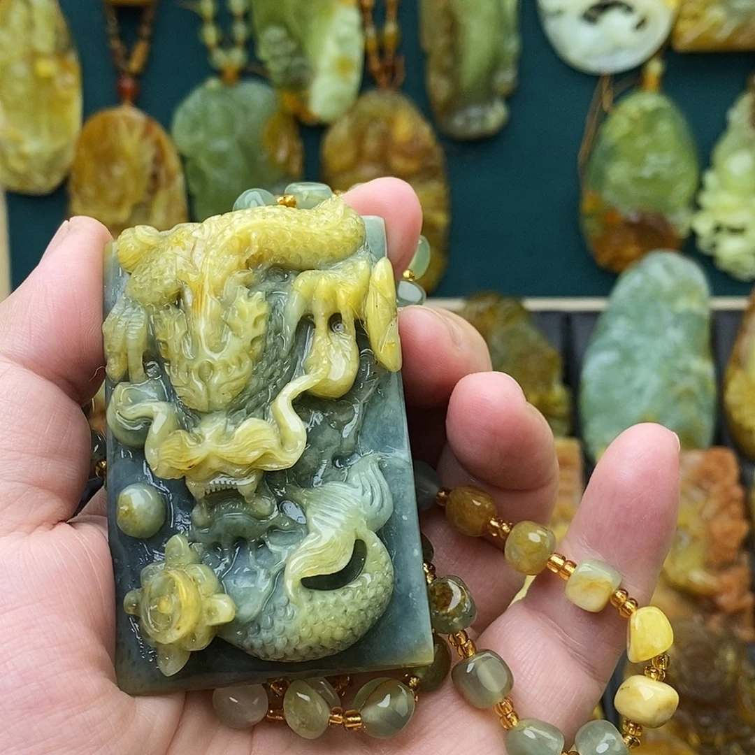 小***白未镶嵌蛇纹石玉颈饰地球蓝龙牌
