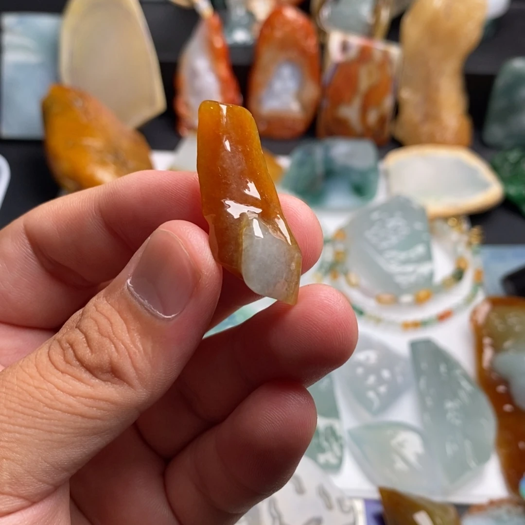 未镶嵌定制翡翠特色黄翡随形