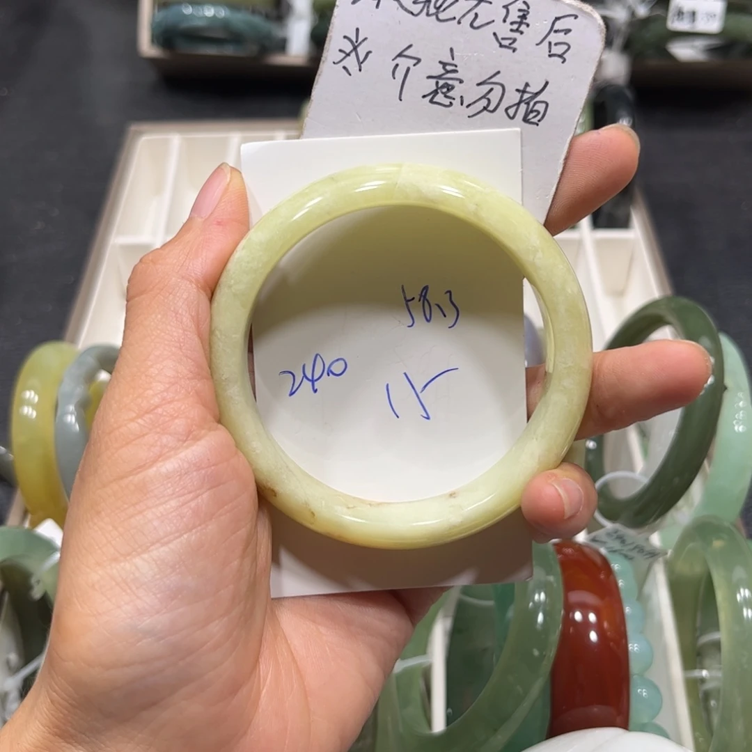 蛇纹石玉未镶嵌手镯