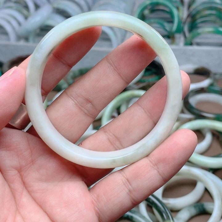 独山玉未镶嵌手镯60+