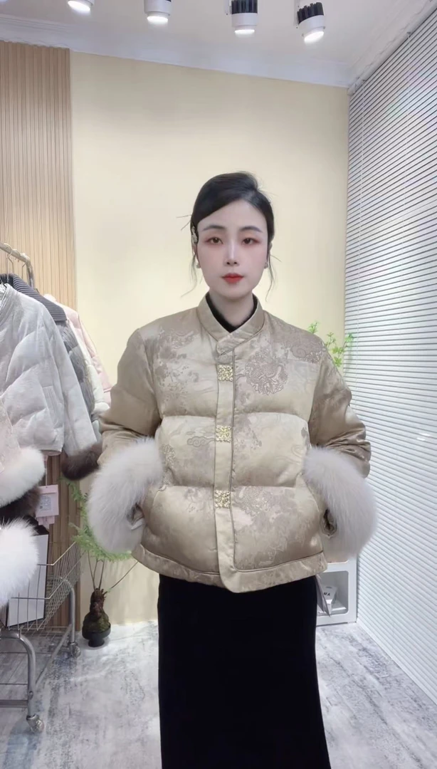 2025年90白鸭绒袖口狐狸毛新中式国风提花复古立领羽绒服