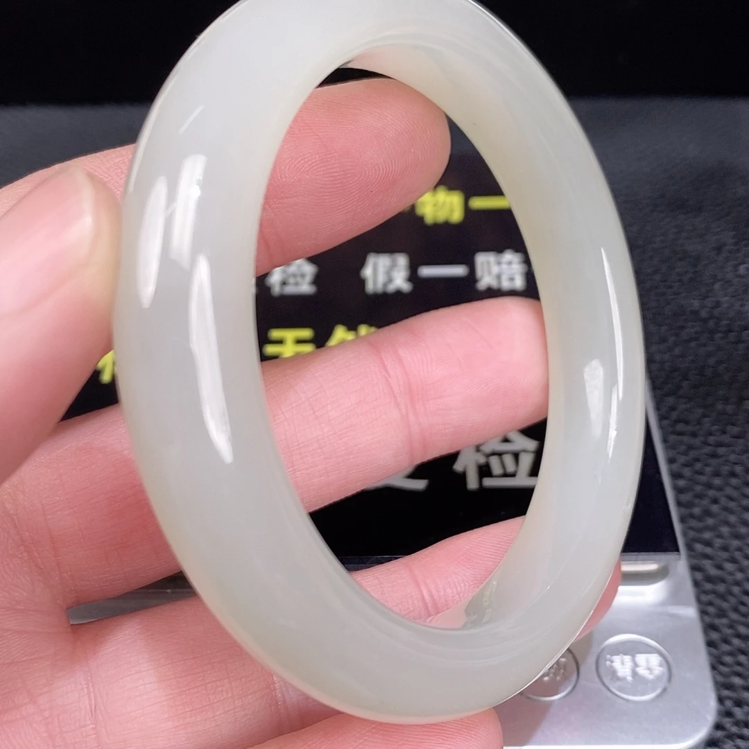 伊***俊和田玉未镶嵌颈饰