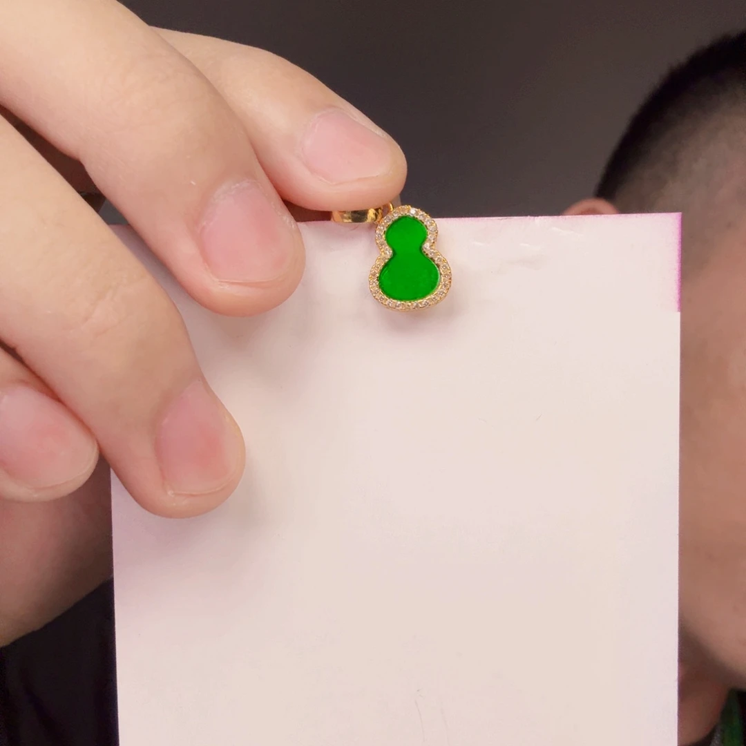 翡翠未镶嵌颈饰一件