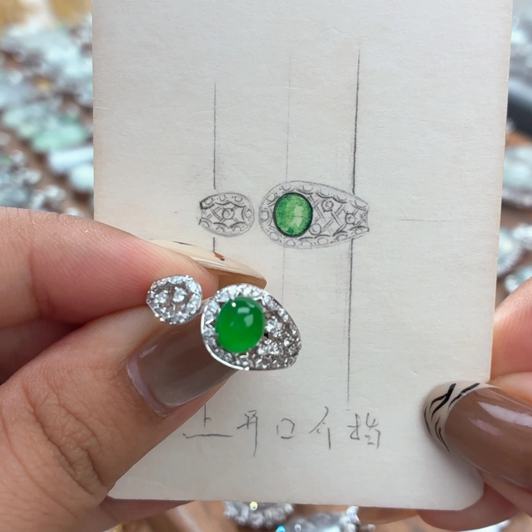 翡翠18K金镶嵌颈饰蛋面戒指