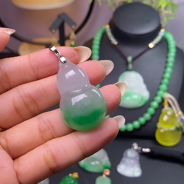 翡翠未镶嵌吊坠(赠链)